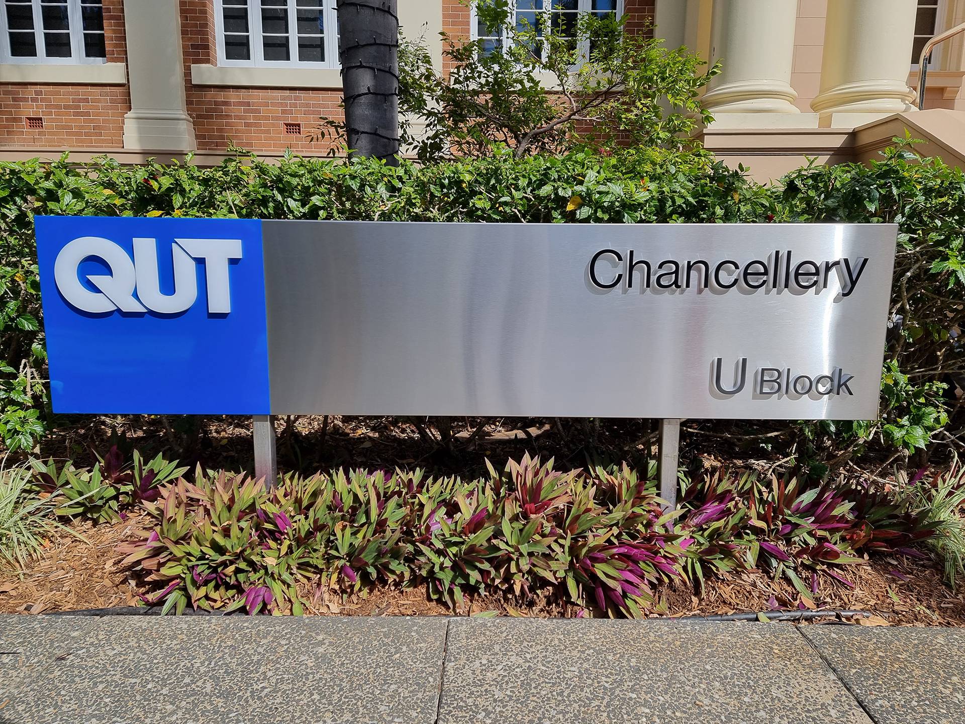 QUT freestanding university sign